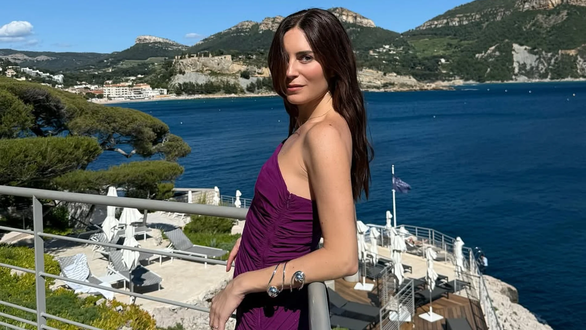 Influencer con vestido 'made in Spain' ideal para las noches de verano.