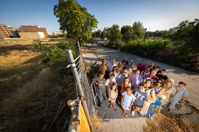 Vecinos afectados por la paralización de los terrenos, antiguas cocheras, que ven como no se puede iniciar las