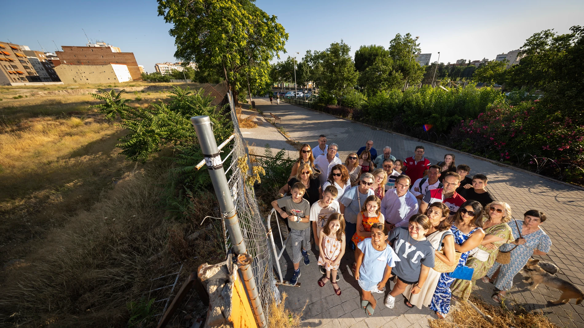 Vecinos afectados por la paralización de los terrenos, antiguas cocheras, que ven como no se puede iniciar las obras de sus viviendas.