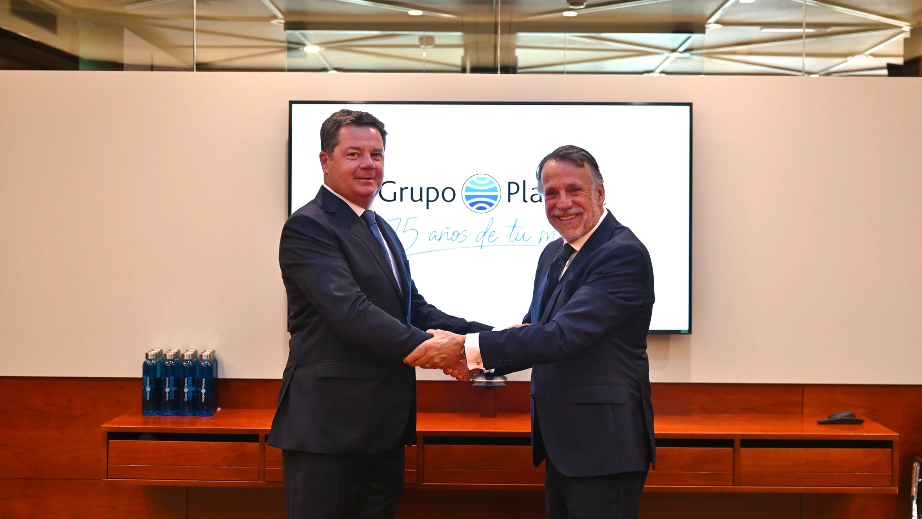 Jorge Gallardo y José Creuheras, presidentes de Vithas y de Grupo Planeta y Atresmedia, respectivamente, tras la firma del acuerdo