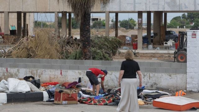Los migrantes desalojados a la fuerza de la nave de Aldaia siguen sin techo: "Duermen al ras en campos y dos han huido de España por miedo"