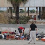 Los migrantes desalojados a la fuerza de la nave de Aldaia siguen sin techo: "Duermen al ras en campos y dos han huido de España por miedo"