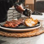 Elaboración de un plato en La Excusa de Simancas