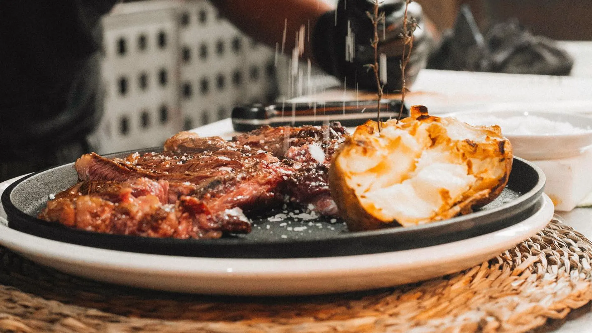 Elaboración de un plato en La Excusa de Simancas