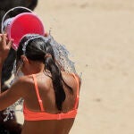 Imagen de una persona refrescándose con agua