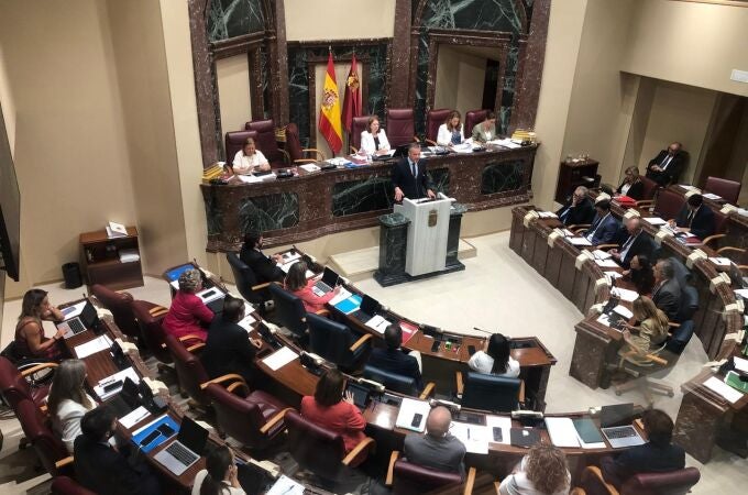 El portavoz del Grupo Parlamentario Popular, Joaquín Segado, durante su intervención en la segunda sesión del Debate del Estado de la Región