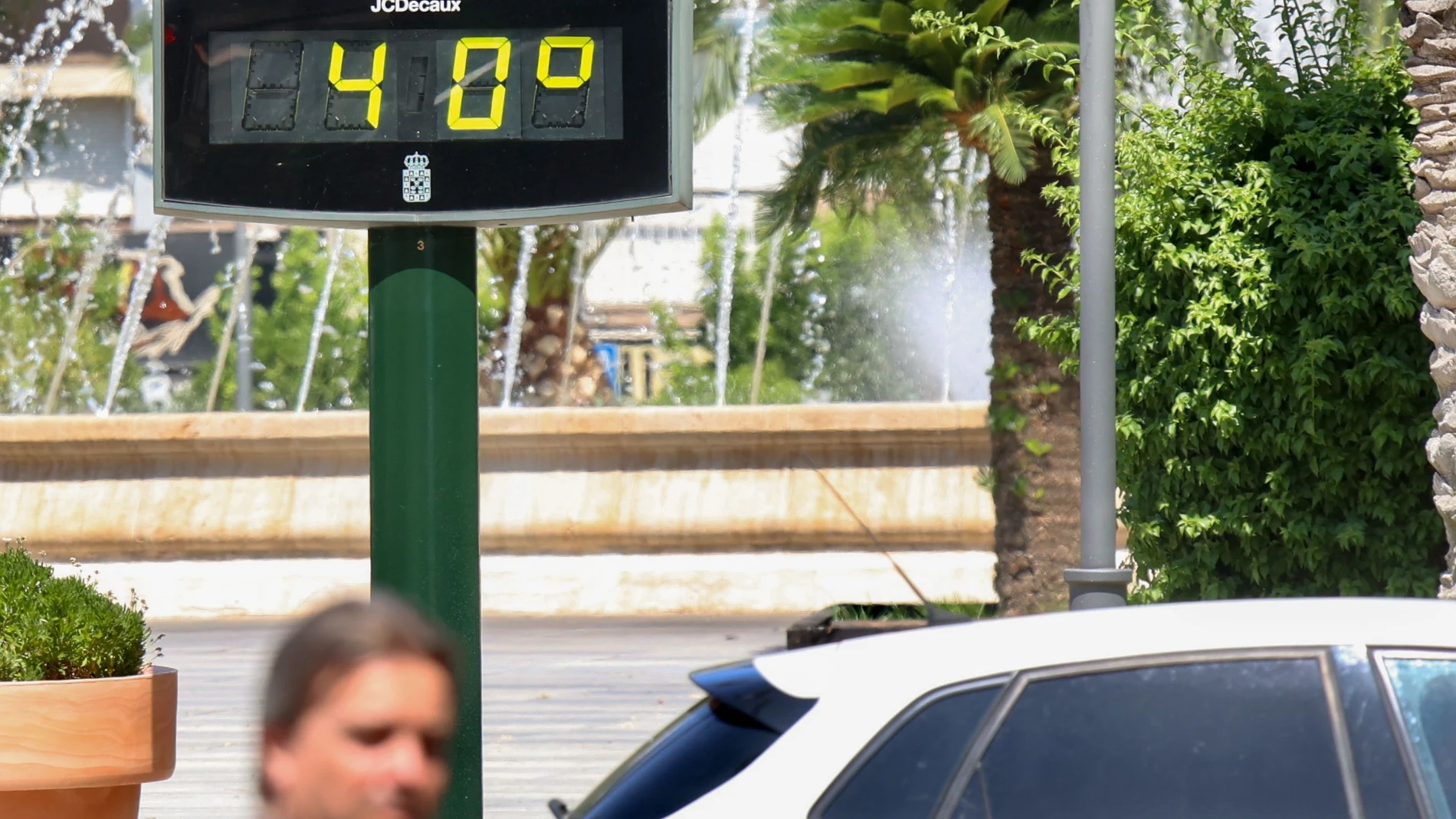 MURCIA, 26/06/2025.- Un termómetro marca 40 grados en una calle de Murcia este jueves, una jornada marcada por las altas temperaturas en la Región de Murcia. EFE/Juan Carlos Caval