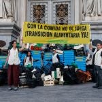 Greenpeace bloque con 300 cajas de alimentos vacías la puerta principal del Ministerio de Agricultura.