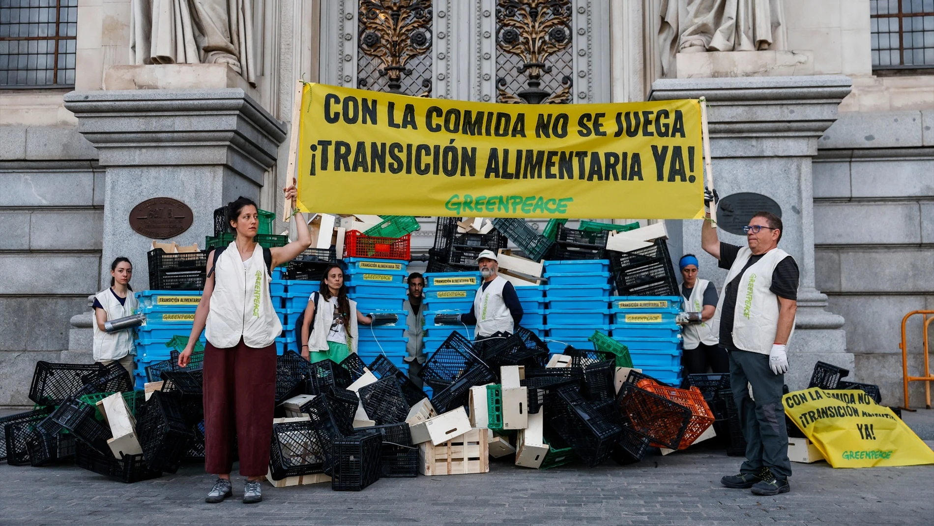 Greenpeace bloque con 300 cajas de alimentos vacías la puerta principal del Ministerio de Agricultura.
