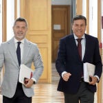 Carlos Fernández Carriedo con el director de comunicación de la Junta, Julio López