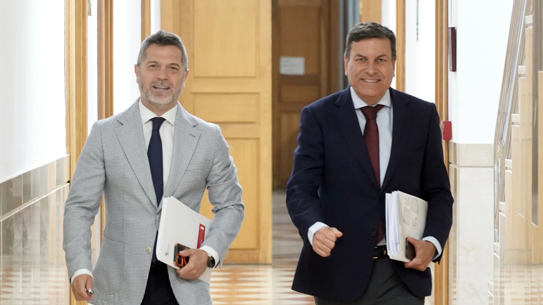 Carlos Fernández Carriedo con el director de comunicación de la Junta, Julio López