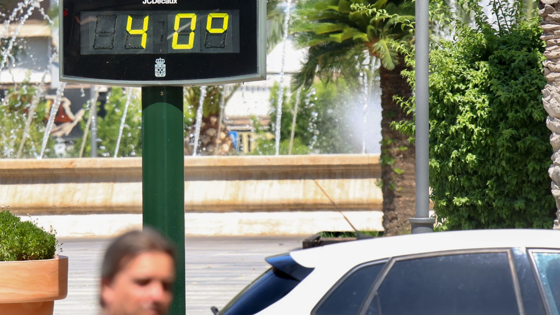 MURCIA, 26/06/2025.- Un termómetro marca 40 grados en una calle de Murcia este jueves, una jornada marcada por las altas temperaturas en la Región de Murcia. EFE/Juan Carlos Caval