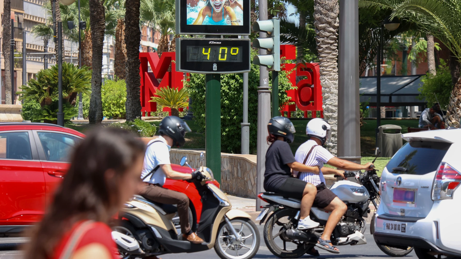 MURCIA, 26/06/2025.- Un termómetro marca 40 grados en una calle de Murcia este jueves, una jornada marcada por las altas temperaturas en la Región de Murcia. EFE/Juan Carlos Caval