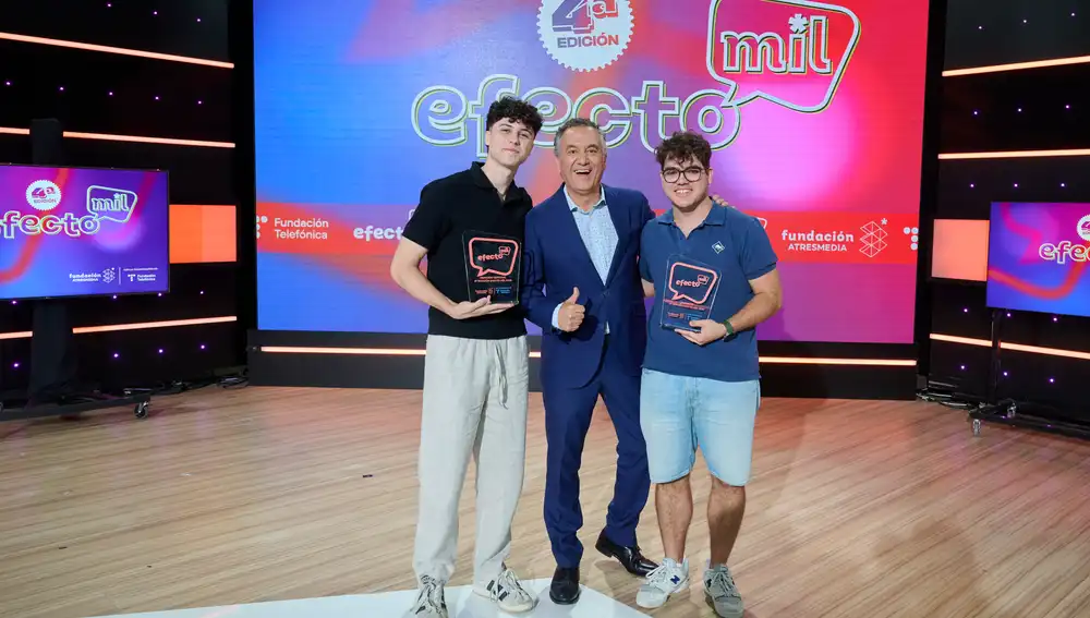 Roberto Brasero con el ganador y la mención especial de la 4ª edición de Efecto MIL