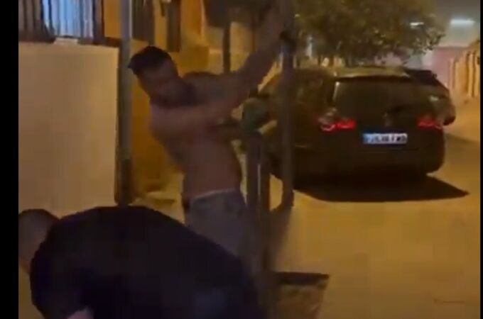 Vídeo: Tiros al aire y armas en plena calle en Barcelona