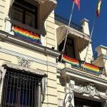 La Delegación del Gobierno despliega la bandera LGTB y se ofrece como "casa" para el colectivo frente a Cibeles y Sol
