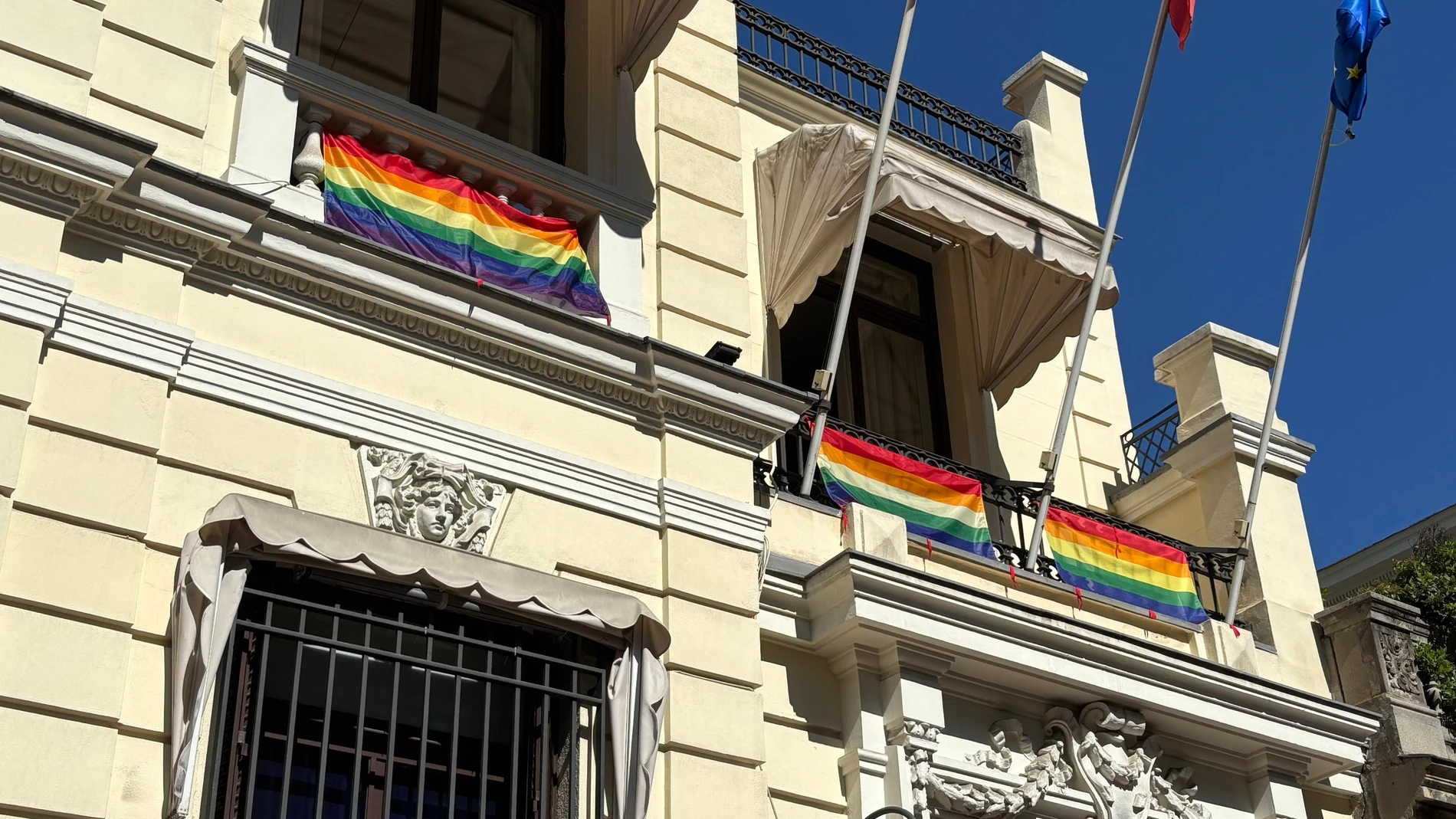 Fachada de la sede de la Delegación del Gobierno en la Comunidad de Madrid con la bandera LGTB desplegada en los balcones EUROPA PRESS 26/06/2025