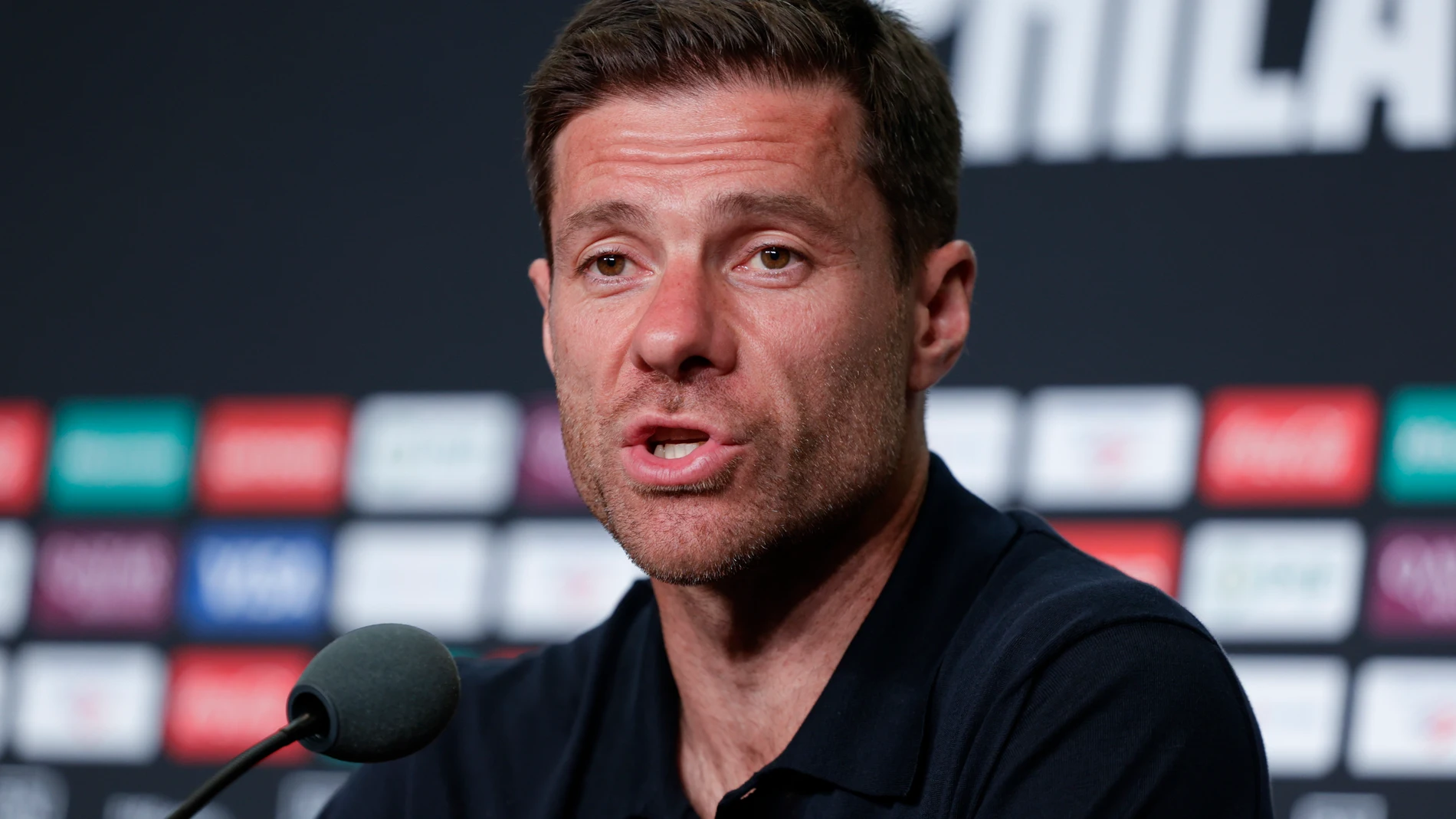AME8605. FILADELFIA (ESTADOS UNIDOS), 25/06/2025.- El entrenador del Real Madrid, Xabi Alonso, habla durante una rueda de prensa este miércoles, en el Lincoln Financial Field, en Filadelfia (Estados Unidos). Alonso aseguró que Kylian Mbappé, que se quedó fuera de la lista para el partido de este jueves contra el Salzburgo, "no está lo suficiente recuperado" pese a haber entrenado con el grupo, y añadió que la decisión se tomó de acuerdo con el futbolista. EFE/André Coelho