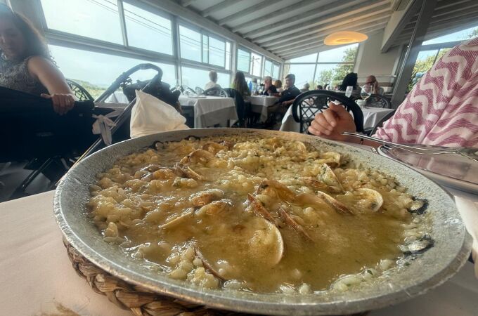 El espectacular restaurante con vistas a la playa donde comer el mejor arroz de toda Cantabria