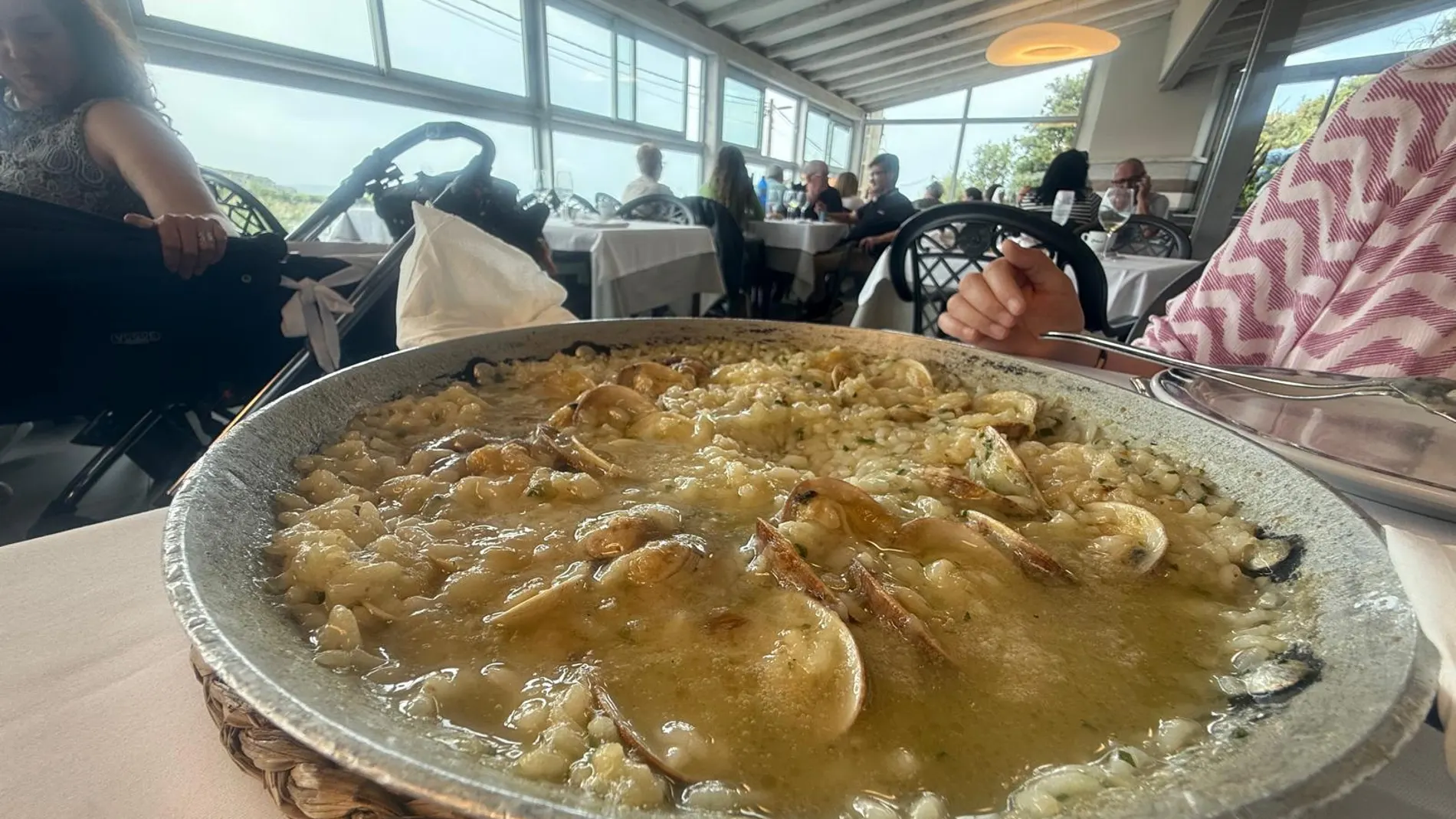El espectacular restaurante con vistas a la playa donde comer el mejor arroz de toda Cantabria