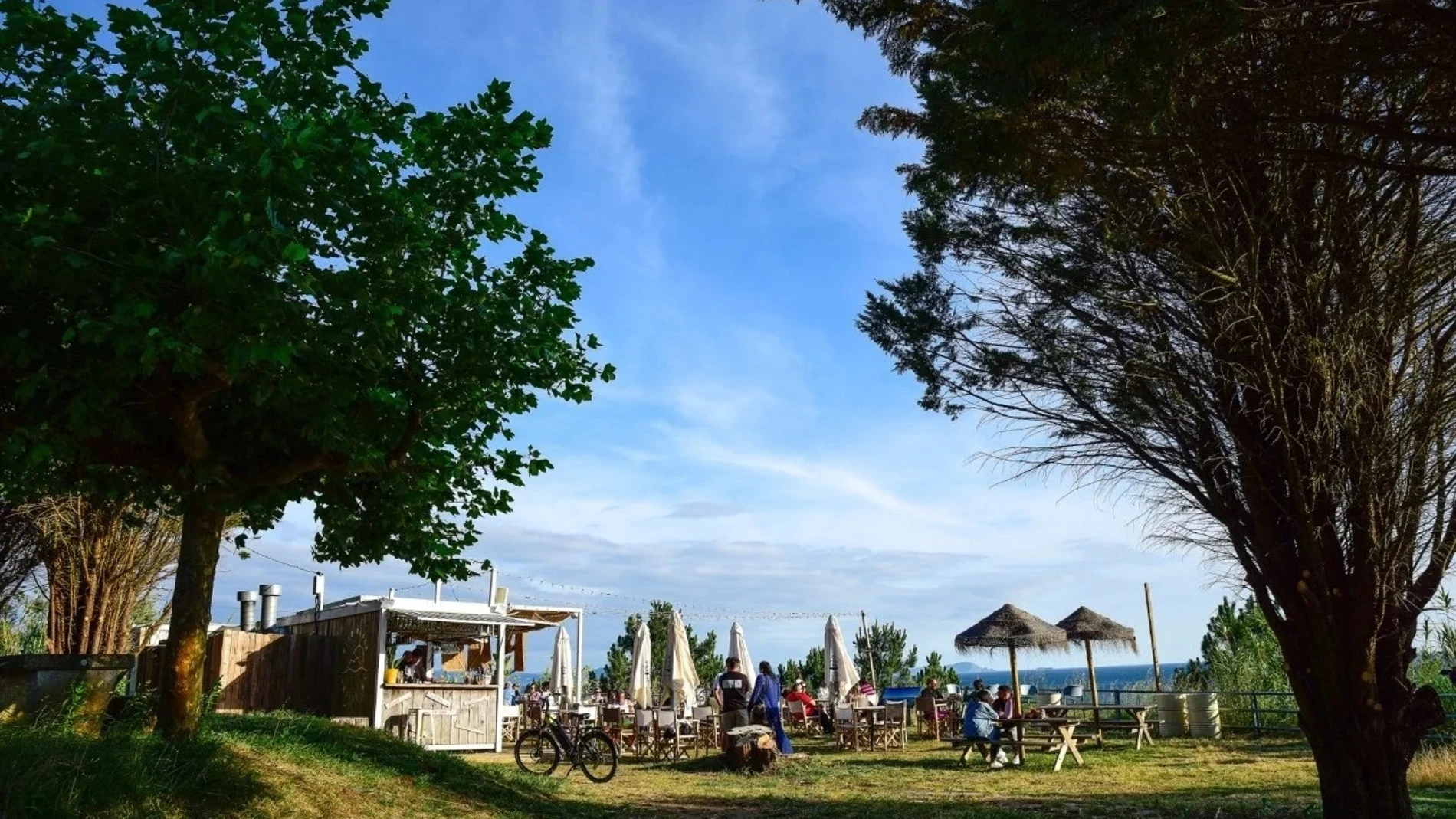 La playa de Pragueira y el Bico Beach, en Sanxenxo REMITIDA / HANDOUT por ADRIÁN BAÚLDE Fotografía remitida a medios de comunicación exclusivamente para ilustrar la noticia a la que hace referencia la imagen, y citando la procedencia de la imagen en la firma 26/06/2025