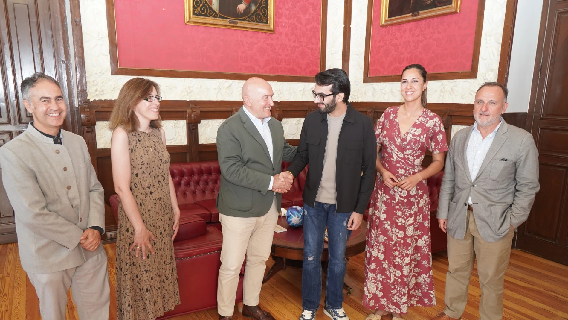 Carnero y Blanca Jiménez junto al presidente de la Spain Film Commission, Juan Manuel Guimeráns, y el director de Casa de la India, Guillermo Rodríguez,