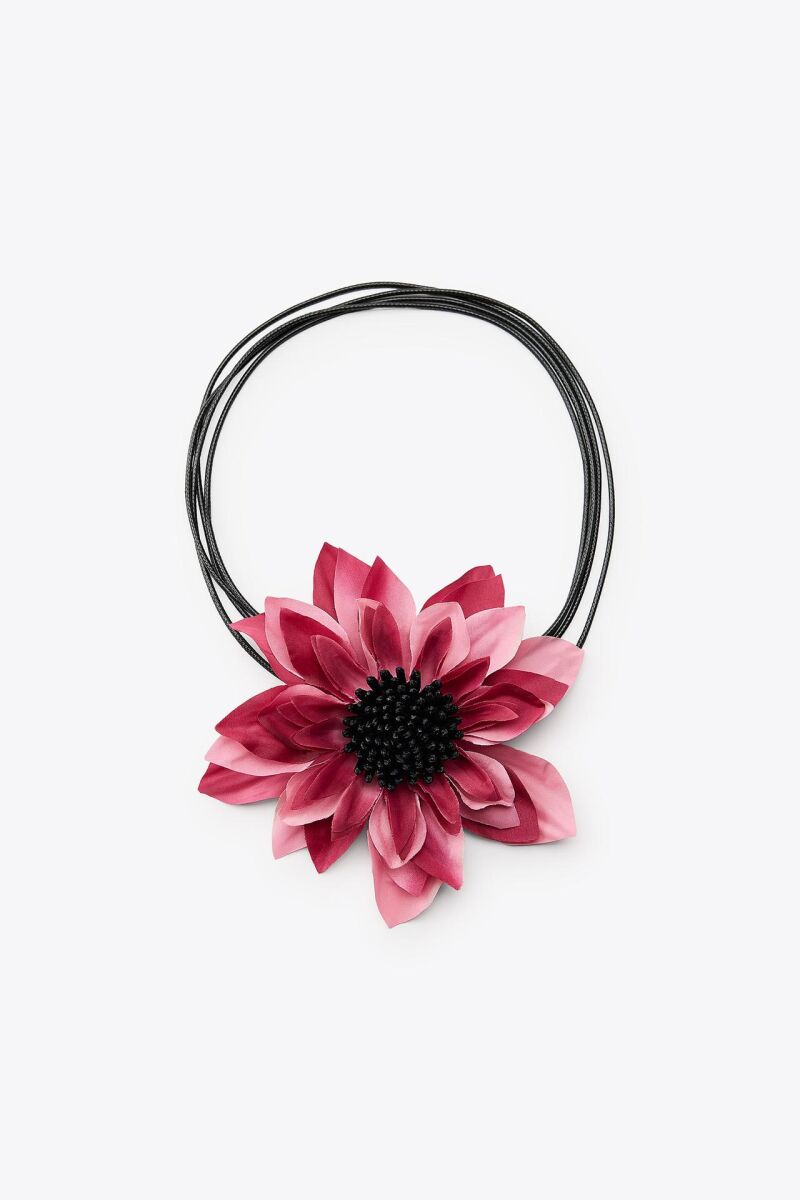 Collar cuerda flor contraste.