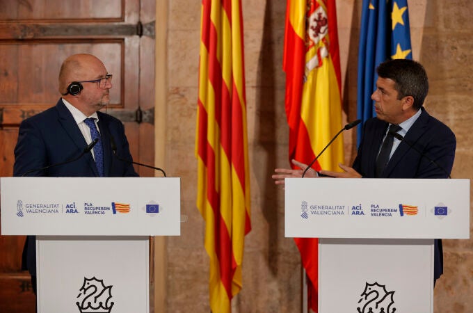 El president de la Generalitat, Carlos Mazón, y el presidente de la Comisión de Recursos Naturales del Comité Europeo de las Regiones, Piotr Calbecki, durante la recepción a la delegación de la Comisión.