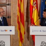 El president de la Generalitat, Carlos Mazón, y el presidente de la Comisión de Recursos Naturales del Comité Europeo de las Regiones, Piotr Calbecki, durante la recepción a la delegación de la Comisión.