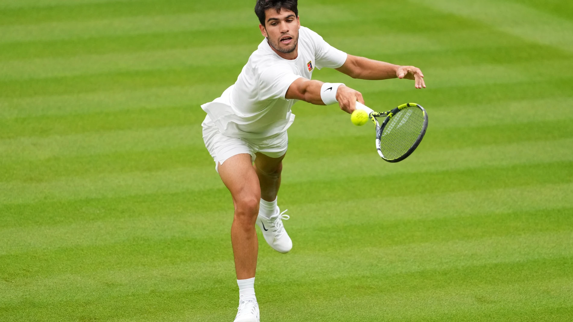 Carlos Alcaraz of Spain plays a return to Novak Djokovic of Serbia during a practice session at the All England Lawn Tennis and Croquet Club, ahead of the Wimbledon Championships in London, Thursday, June 26, 2025. (AP Photo/Kirsty Wigglesworth)
