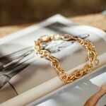 Decide tasar la pulsera de oro heredada de su abuela y sale desconcertado de la joyería 
