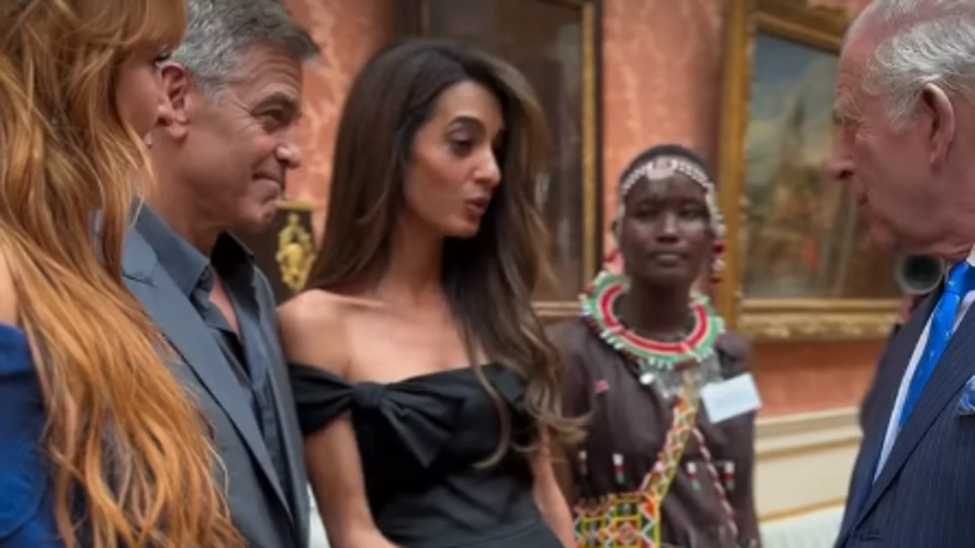 George y Amal Clooney, en Buckingham junto a Carlos III