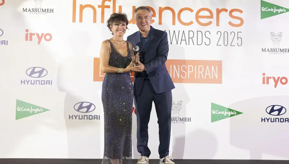 Sonsoles Ónega recogió el premio de manos de Robeto Brasero