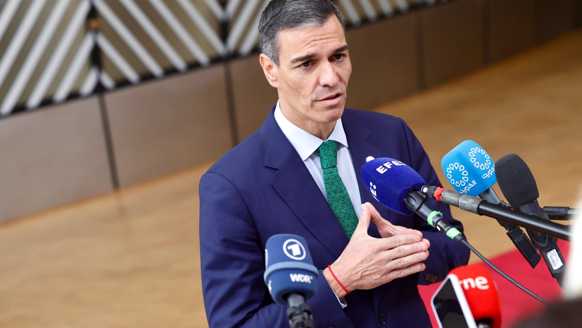 Brussels (Belgium), 26/06/2025.- Spain's Prime Minister Pedro Sanchez talks to the media as he arrives to attend the EU leaders' Summit in Brussels, Belgium, 26 June 2025. EU leaders gather for a two-day summit to address geoeconomic challenges and the ongoing developments in Ukraine and the Middle East, among other topics. (Bélgica, España, Ucrania, Bruselas) EFE/EPA/OLIVIER MATTHYS
