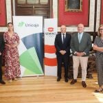 Jesús Julio Carnero junto a la concejal Blanca Jiménez, Fernando Ríos y María José Rivera, por Unicaja y el director del festival, José Luis Cienfuegos