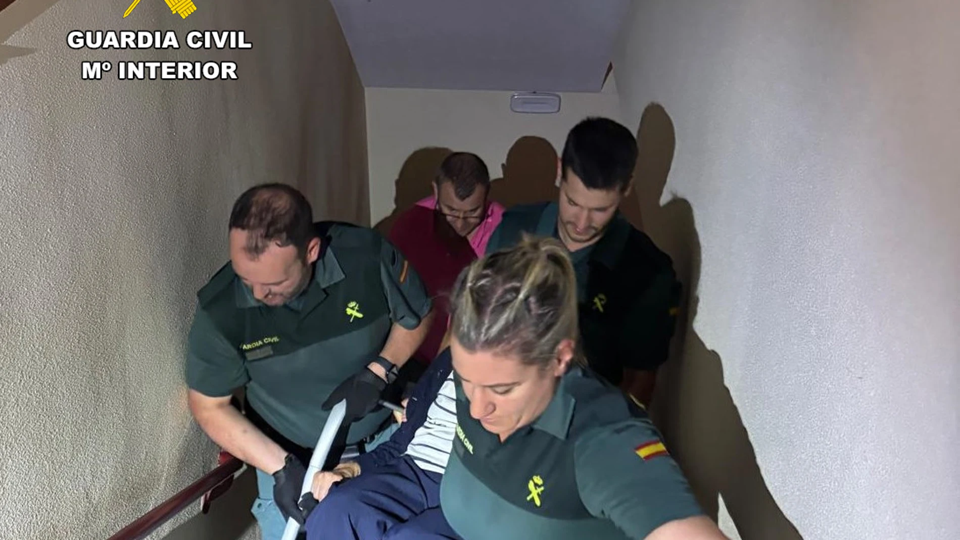 Agentes de la Guardia Civil auxilian a 14 personas mayores durante un apagón en la residencia de Navares de Enmedio (Segovia)