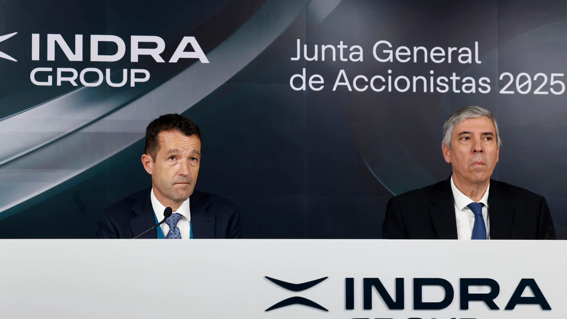 MADRID, 26/06/2025.- El presidente de Indra, Ángel Escribano (i), junto al consejero Delegado de la empresa, José Vicente de los Mozos (d), durante su primera junta de accionistas, en la que prevé ratificar su nombramiento y el de cinco consejeros más del grupo tecnológico, este jueves, en Madrid. EFE/ Chema Moya