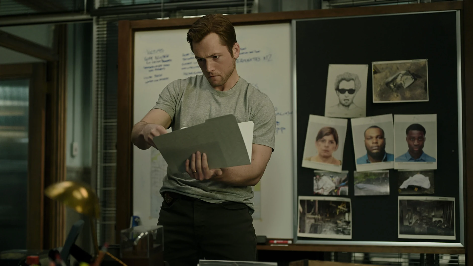 'Smoke': Taron Egerton perdura mientras todo arde