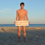El concejal Julien Ferrat en la playa nudista de Cap d'Agde