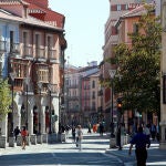 Gente paseand por las calles del centro de Valladolid
