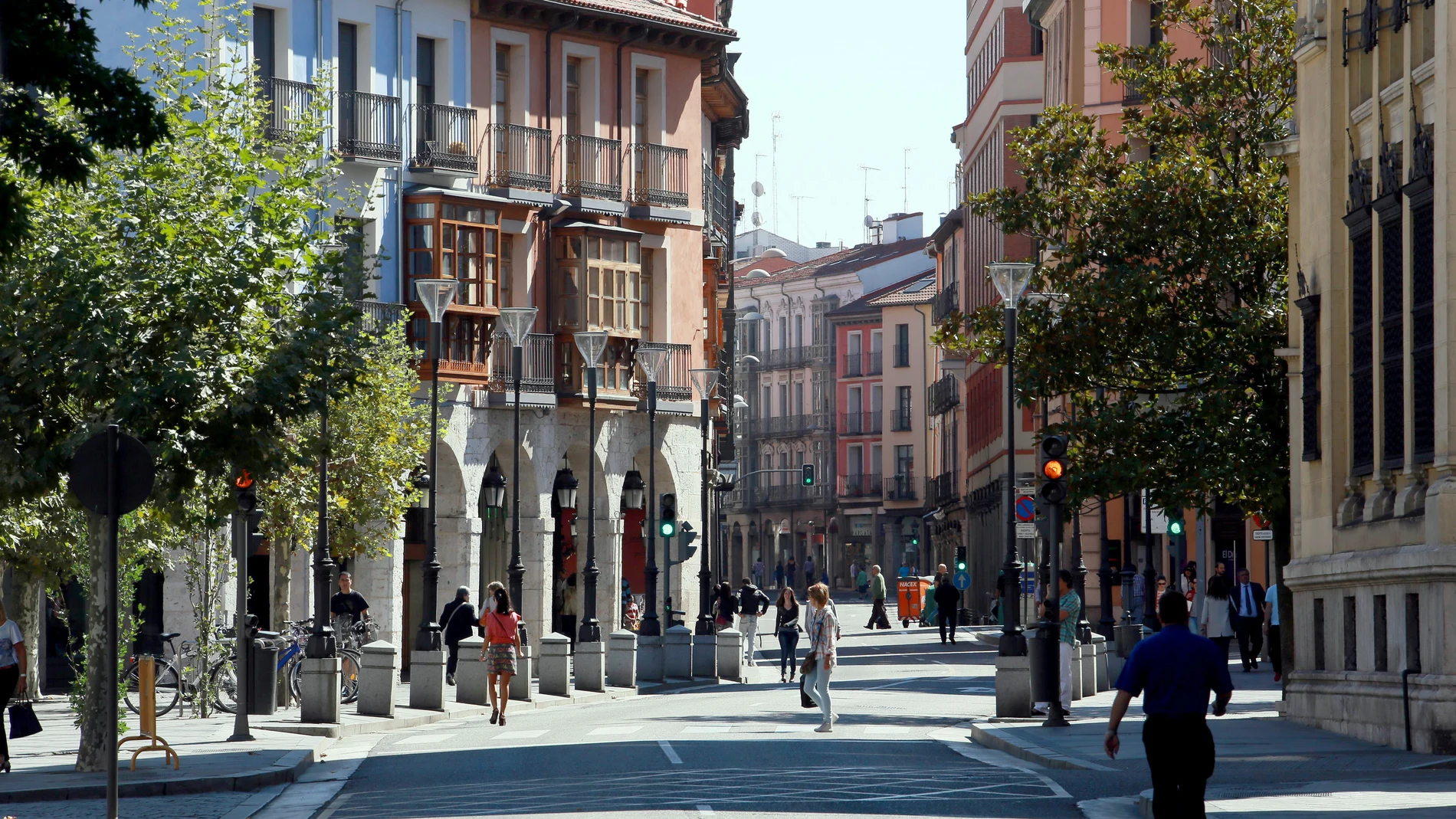 Gente paseand por las calles del centro de Valladolid