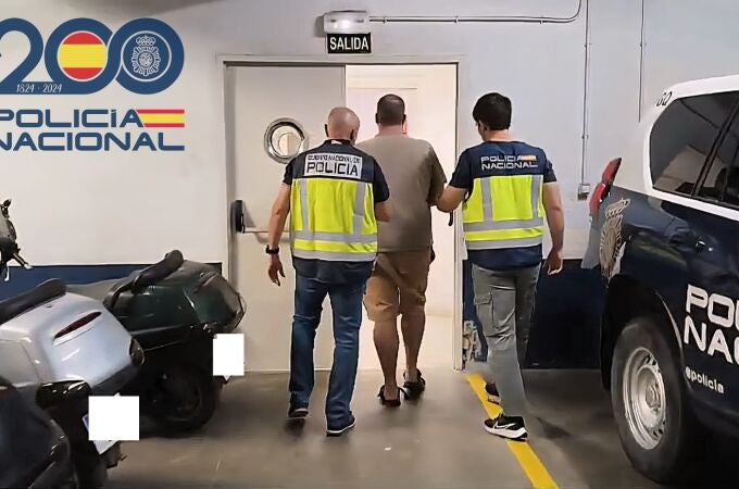 Imagen de la operación policial en la residencia de Huelva