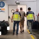 Imagen de la operación policial en la residencia de Huelva