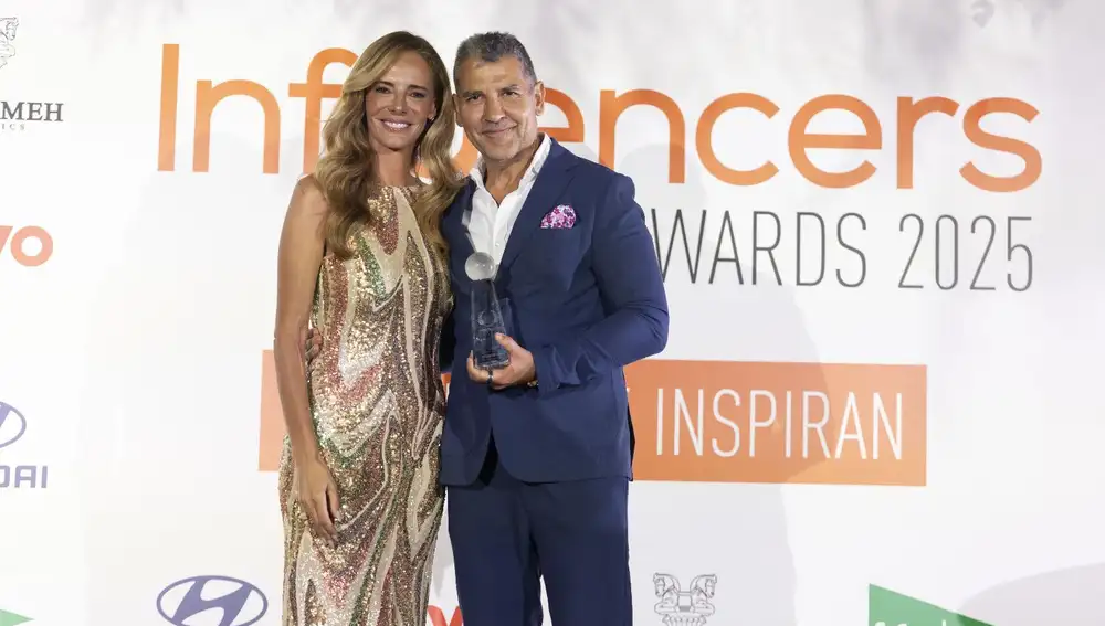 Paula Vazquez entregó el galardón a Paco Roncero