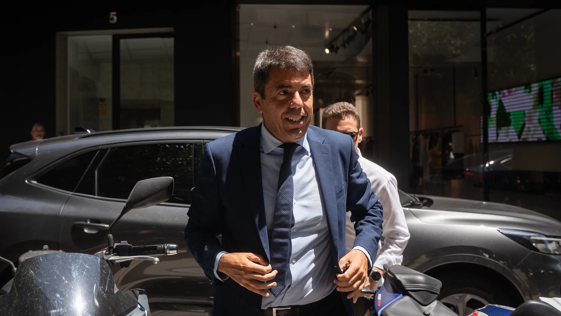 El president de la Generalitat Valenciana, Carlos Mazón, a su llegada a la reunión de la junta directiva de la Confederación Española de Transporte en Autobús (Confebus), a 26 de junio de 2025, en València, Comunidad Valenciana (España). 26 JUNIO 2025 Jorge Gil / Europa Press 26/06/2025