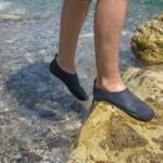 El truco para caminar sobre rocas sin dolor: escarpines de agua con suela reforzada