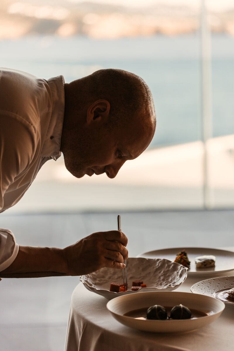 El chef ultima uno de los platos