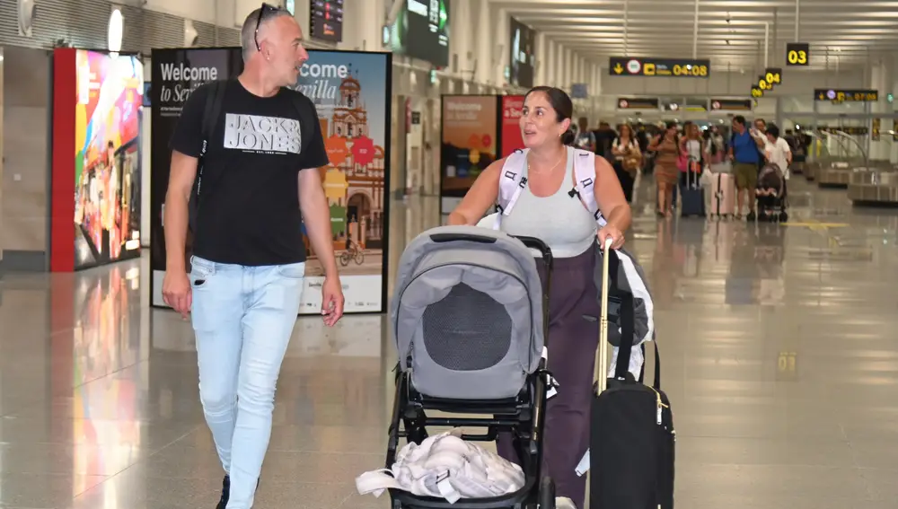 Anabel Pantoja en el aeropuerto de Sevilla