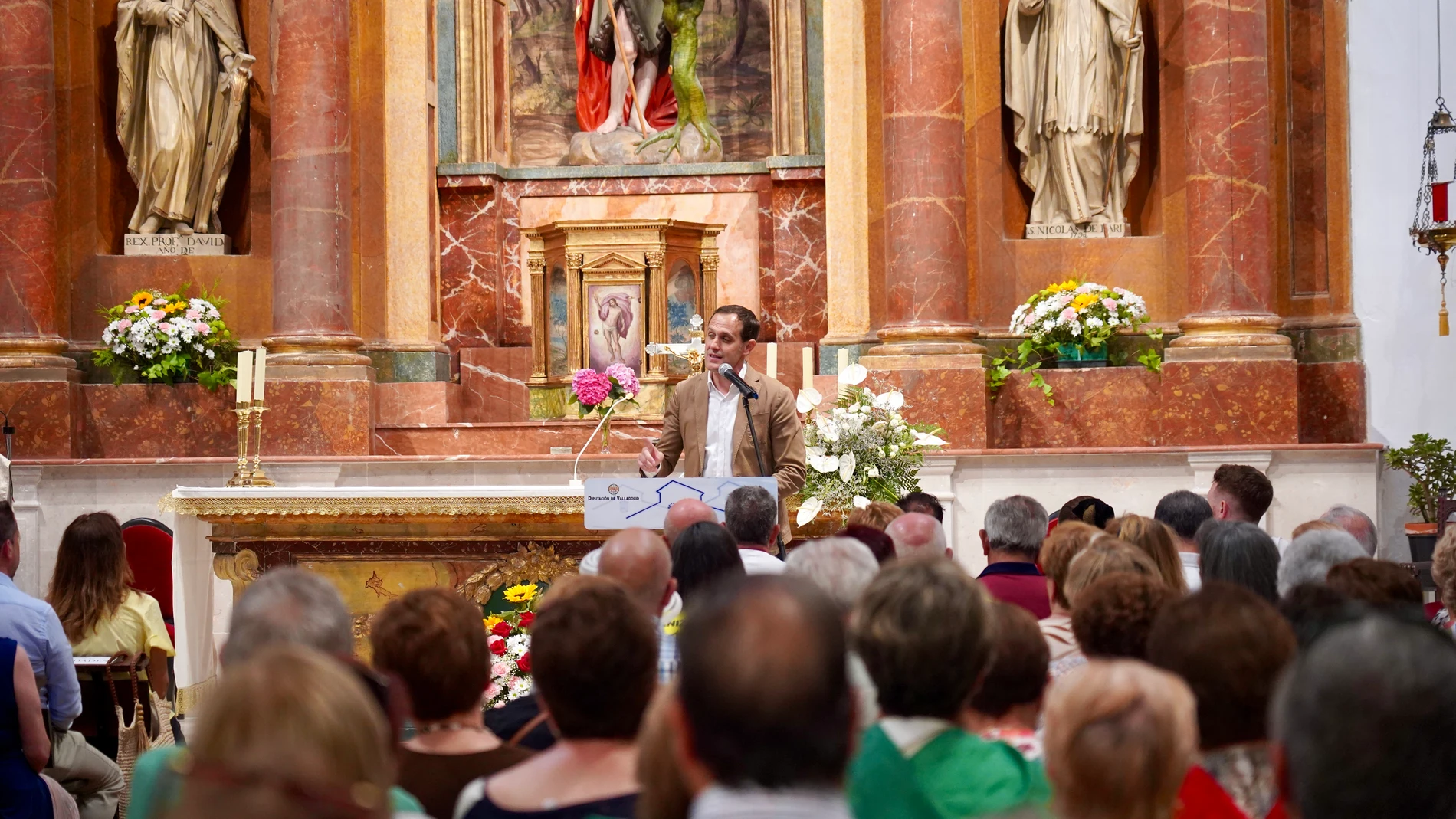 Conrado Íscar interviene en la iglesia de San Juan Bautista de Santovenia de Pisuerga durante la jornada de convivencia de las personas mayores de la provincia de Valladolid,