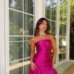 Influencer con vestido de invitada en una boda.